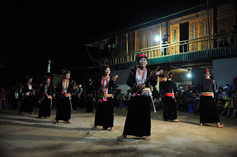 Điệu múa tầm đao của đồng bào Khơ Mú. (Ảnh: Phan Tuấn Anh/TTXVN)