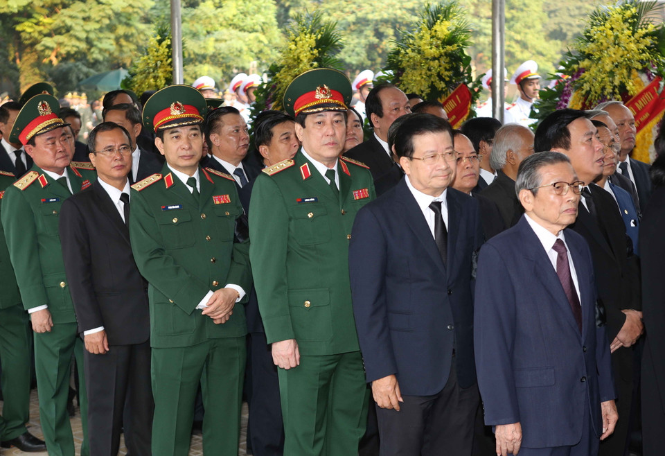 Đại biểu các đoàn chuẩn bị vào viếng nguyên Tổng Bí thư Đỗ Mười. (Nguồn: TTXVN)