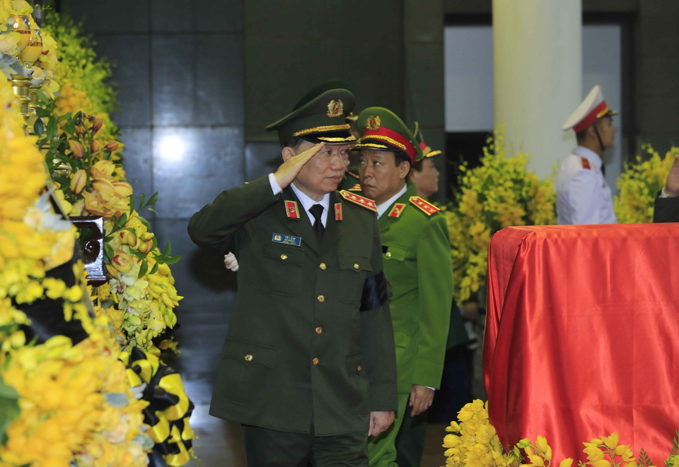 Thượng tướng Tô Lâm, Ủy viên Bộ Chính trị, Bí thư Đảng ủy Công an Trung ương, Bộ trưởng Bộ Công an viếng đồng chí Đỗ Mười. (Ảnh: Nhan Sáng/TTXVN)