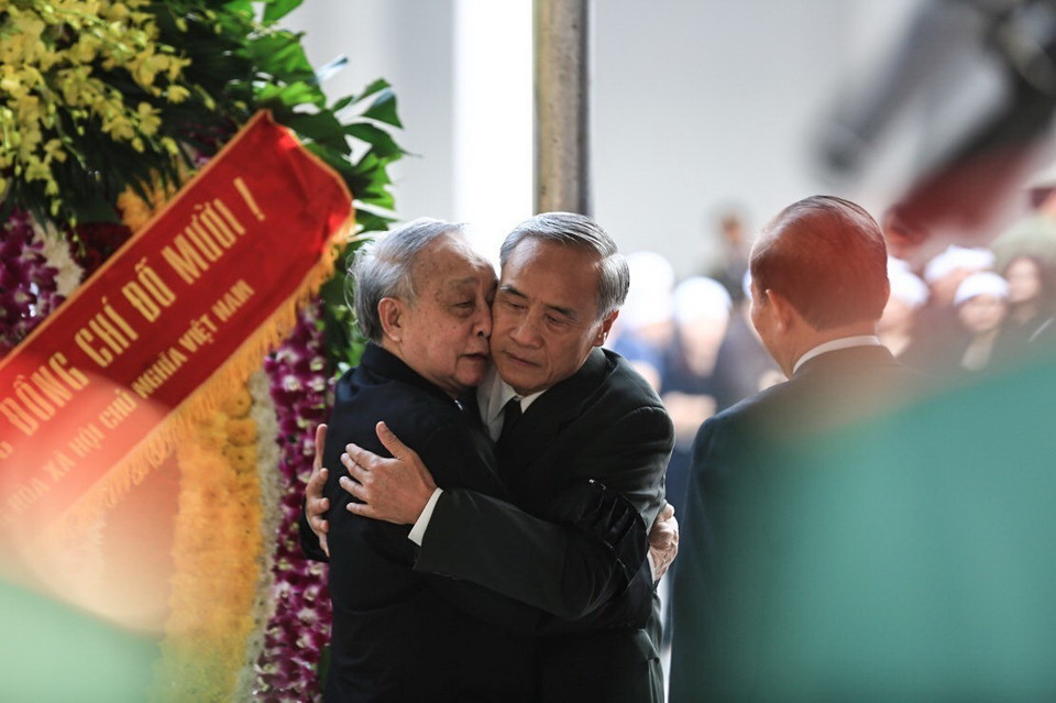 Hình ảnh xúc động tại lễ tang nguyên Tổng Bí thư Đỗ Mười. (Nguồn: TTXVN)