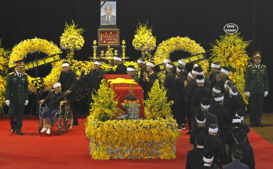 Đoàn gia đình, họ hàng nội ngoại viếng viếng đồng chí Đỗ Mười. (Nguồn: TTXVN)