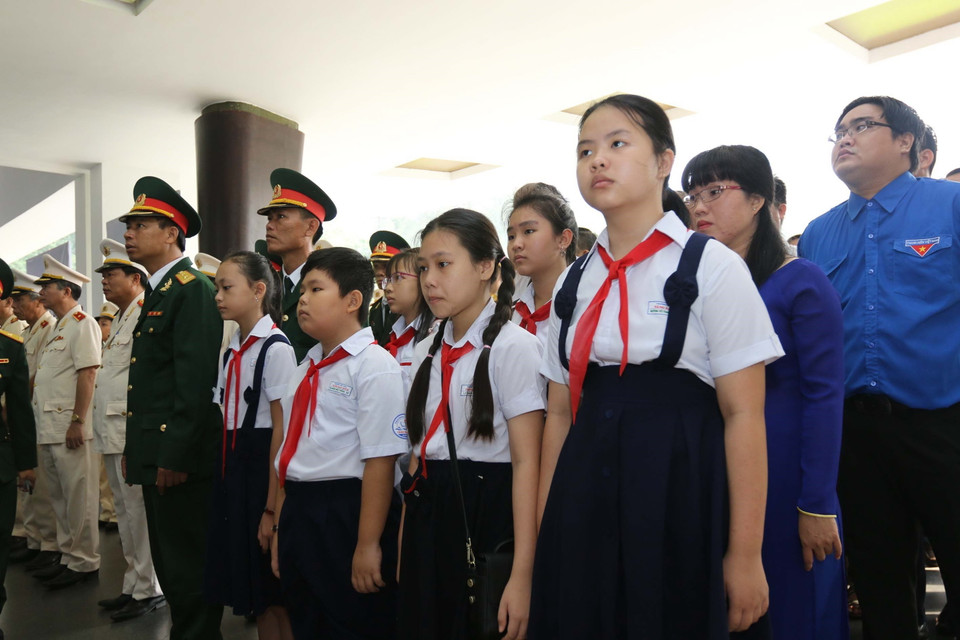 Cán bộ, chiến sỹ, đoàn viên thanh niên và các cháu thiếu nhi các tỉnh, thành phố phía Nam viếng nguyên Tổng Bí thư Đỗ Mười tại Hội trường Thống Nhất, Thành phố Hồ Chí Minh. (Ảnh: Thanh Vũ/TTXVN)