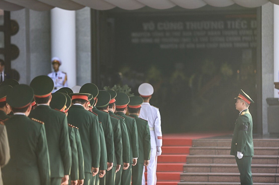 Các đoàn vào viếng nguyên Tổng Bí thư Đỗ Mười. (Ảnh: Trọng Đạt/TTXVN)