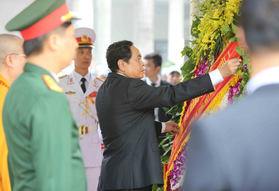 Chủ tịch Ủy ban Trung ương Mặt trận Tổ quốc Việt Nam Trần Thanh Mẫn sửa lại vòng hoa chuẩn bị vào nguyên Tổng Bí thư Đỗ Mười. (Nguồn: TTXVN)