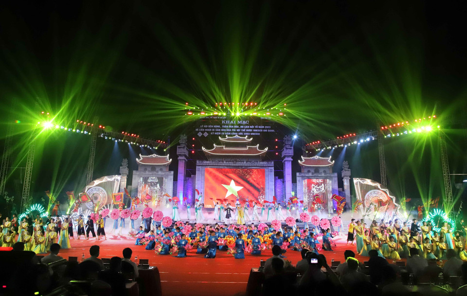 Tiết mục nghệ thuật chào mừng trong đêm khai mạc Lễ hội Đền Hùng và kỷ niệm 20 năm Công ước 2003 của UNESCO. (Ảnh: Trung Kiên/TTXVN)