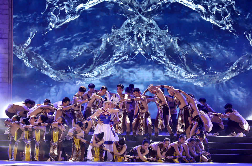 Tiết mục nghệ thuật chào mừng trong đêm khai mạc Lễ hội Đền Hùng và kỷ niệm 20 năm Công ước 2003 của UNESCO. (Ảnh: Trung Kiên/TTXVN)