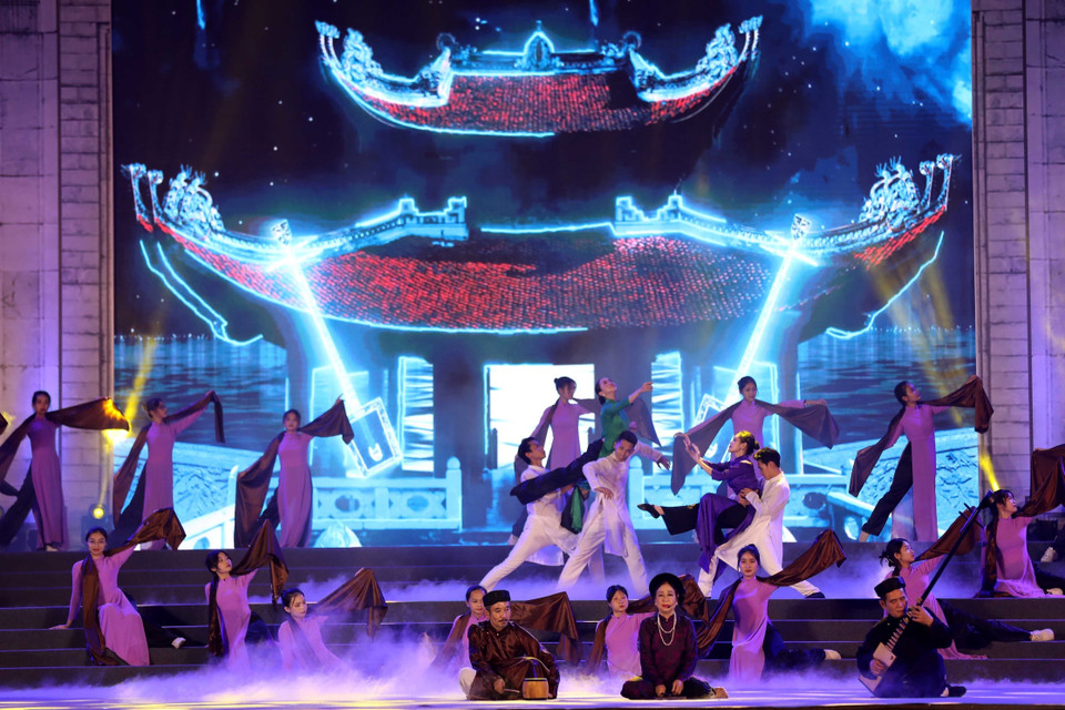 Biểu diễn nghệ thuật Ca Trù tại Lễ khai mạc. (Ảnh: Trung Kiên/TTXVN)