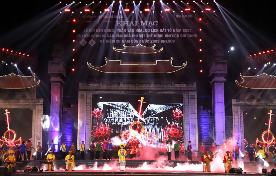 Biểu diễn nghệ thuật Đờn ca tài tử Nam Bộ tại Lễ khai mạc. (Ảnh: Trung Kiên/TTXVN)