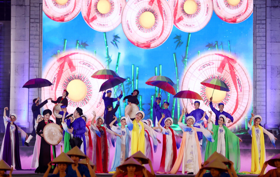 Biểu diễn Quan họ Bắc Ninh tại Lễ khai mạc. (Ảnh: Trung Kiên/TTXVN)