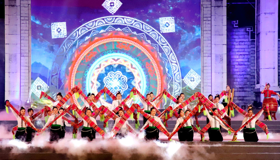 Biểu diễn nghệ thuật Xòe Thái tại Lễ khai mạc. (Ảnh: Trung Kiên/TTXVN)