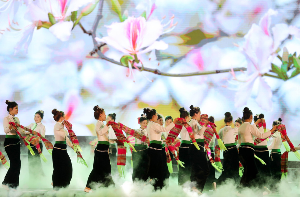 Biểu diễn nghệ thuật Xòe Thái tại Lễ khai mạc. (Ảnh: Trung Kiên/TTXVN)