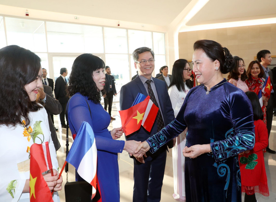 Cán bộ, nhân viên Đại sứ quán và bà con Việt kiều tại Pháp đón Chủ tịch Quốc hội Nguyễn Thị Kim Ngân. (Ảnh: Trọng Đức/TTXVN)