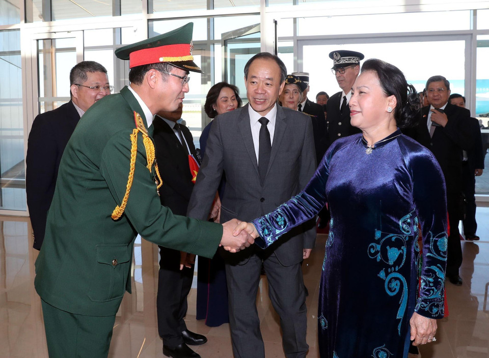 Cán bộ, nhân viên Đại sứ quán và bà con Việt kiều tại Pháp đón Chủ tịch Quốc hội Nguyễn Thị Kim Ngân. (Ảnh: Trọng Đức/TTXVN)