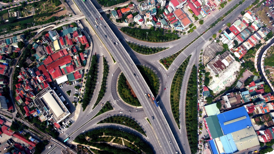 Nút giao Long Biên được hoàn thiện đồng bộ gồm cầu vượt thép lớn nhất Việt Nam, hầm chui đường sắt, tổng mức đầu tư gần 3.000 tỷ đồng. (Ảnh: Huy Hùng/TTXVN)