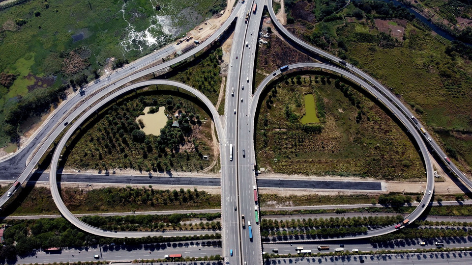 Nút giao thông Quốc lộ 5-cầu Thanh Trì được đưa vào khai thác từ tháng 2-2007 và năm 2015, nút được nâng cấp xây dựng thành hình hoa thị hoàn chỉnh để giải quyết tình trạng ách tắc giao thông. (Ảnh: Huy Hùng/TTXVN)