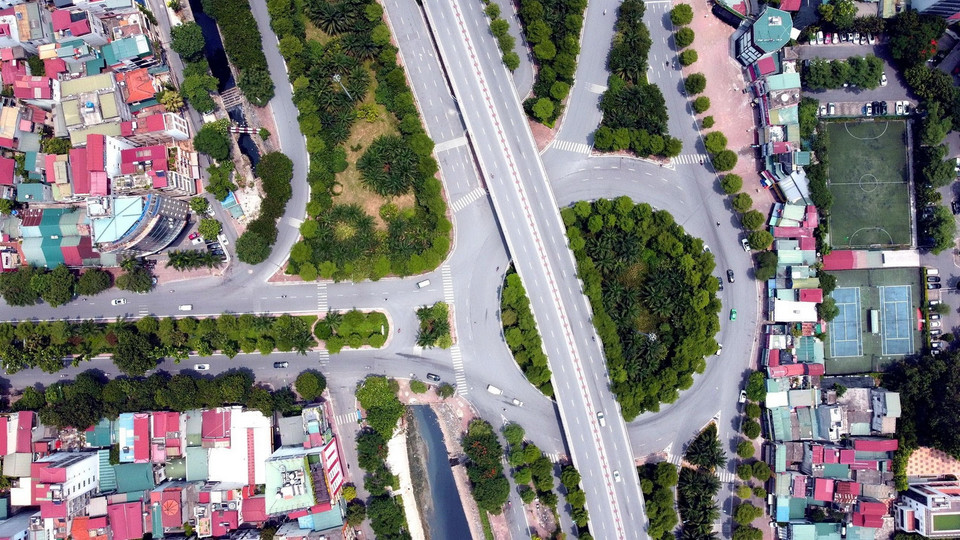 Nút giao thông nối đường Hoàng Quốc Việt với đường Hoàng Hoa Thám với tuyến đường trên cao hiện đại nối Võ Chí Công với đường Láng. (Ảnh: Huy Hùng/TTXVN)