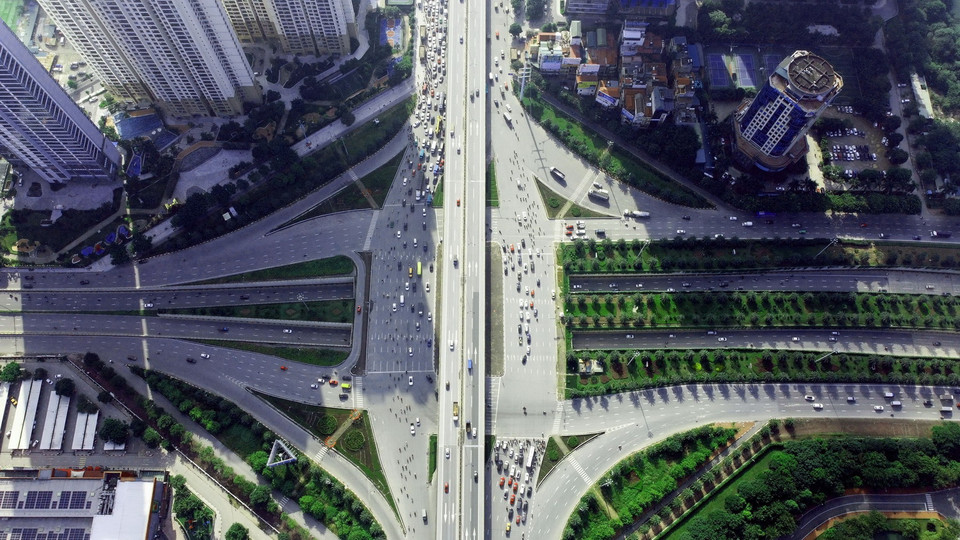 Nút giao Trung Hòa nằm tại điểm đầu Đại lộ Thăng Long - nơi giao cắt giữa đường vành đai 3 với Đại lộ Thăng Long, đường Trần Duy Hưng. (Ảnh: Huy Hùng/TTXVN)