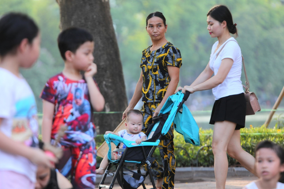 Nhiều gia đình đưa các em nhỏ đi chơi trên phố đi bộ nhân ngày Quốc tế thiếu nhi. (Ảnh: Thành Đạt/TTXVN)