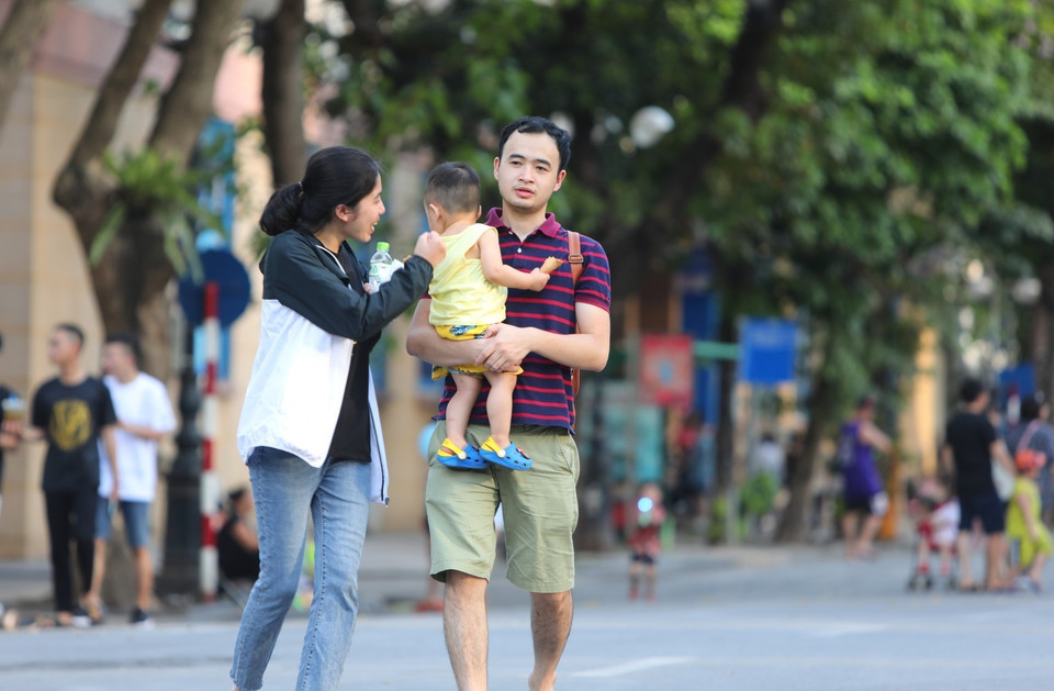 Nhiều gia đình đưa các em nhỏ đi chơi trên phố đi bộ nhân ngày Quốc tế thiếu nhi. (Ảnh: Thành Đạt/TTXVN)