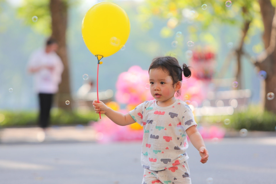 Các em nhỏ thích thú vui chơi trên phố đi bộ hồ Gươm. (Ảnh: Thành Đạt/TTXVN)