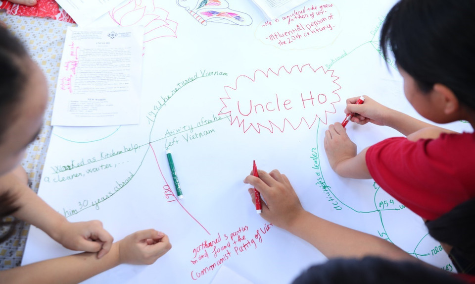 Các em nhỏ tham gia các hoạt động vui chơi tại phố đi bộ hồ Gươm. (Ảnh: Thành Đạt/TTXVN)