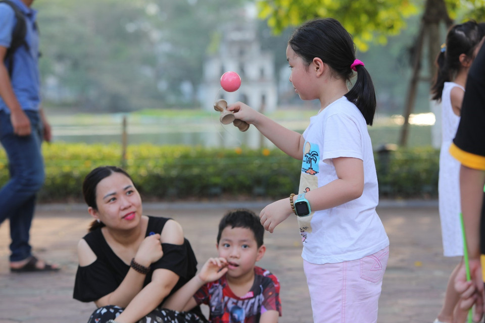 Các em nhỏ thích thú vui chơi trên phố đi bộ hồ Gươm. (Ảnh: Thành Đạt/TTXVN)