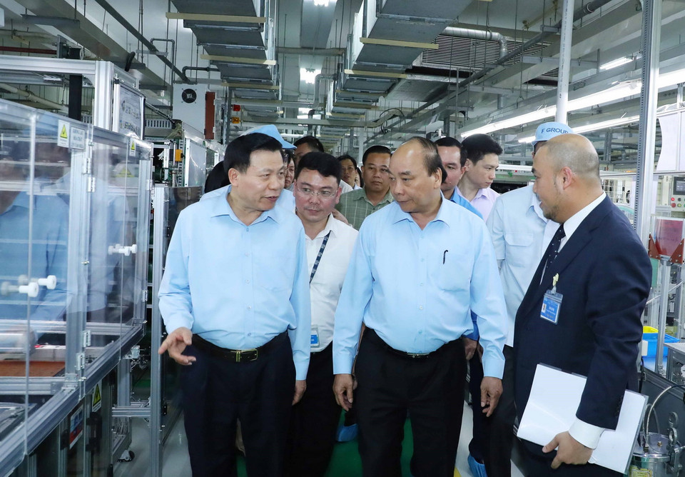 Thủ tướng Nguyễn Xuân Phúc thăm nhà máy sản xuất của Công ty TNHH điện tử Foster (Việt Nam). (Ảnh: Thống Nhất/TTXVN)