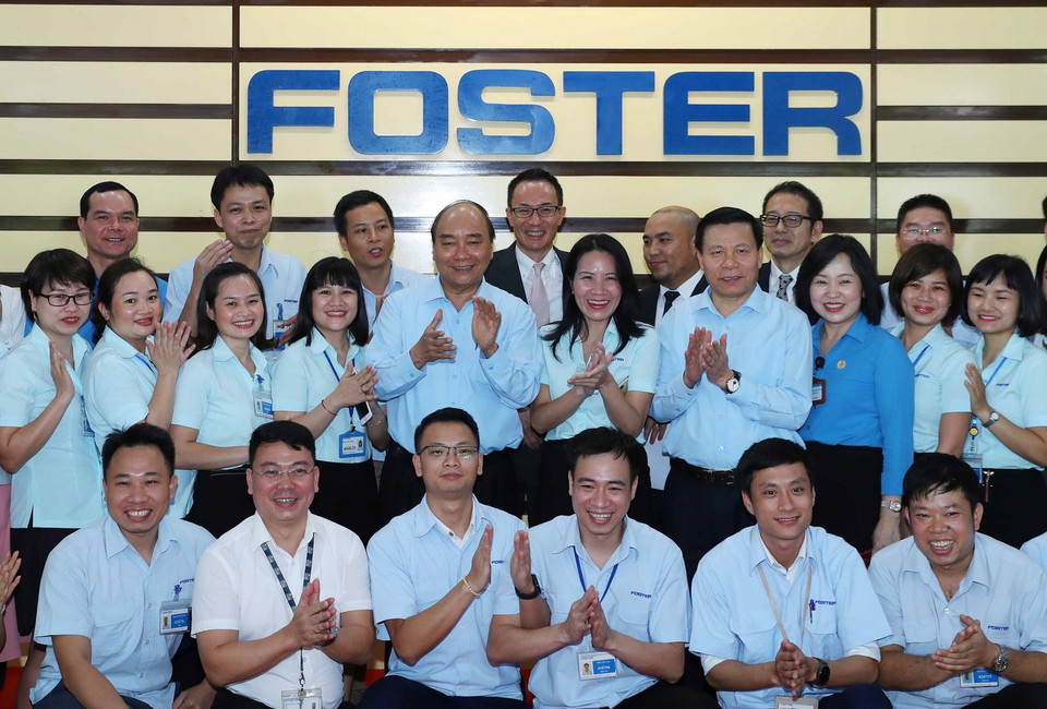 Thủ tướng Nguyễn Xuân Phúc với công nhân Công ty TNHH Điện tử Foster (Việt Nam). (Ảnh: Thống Nhất/TTXVN)