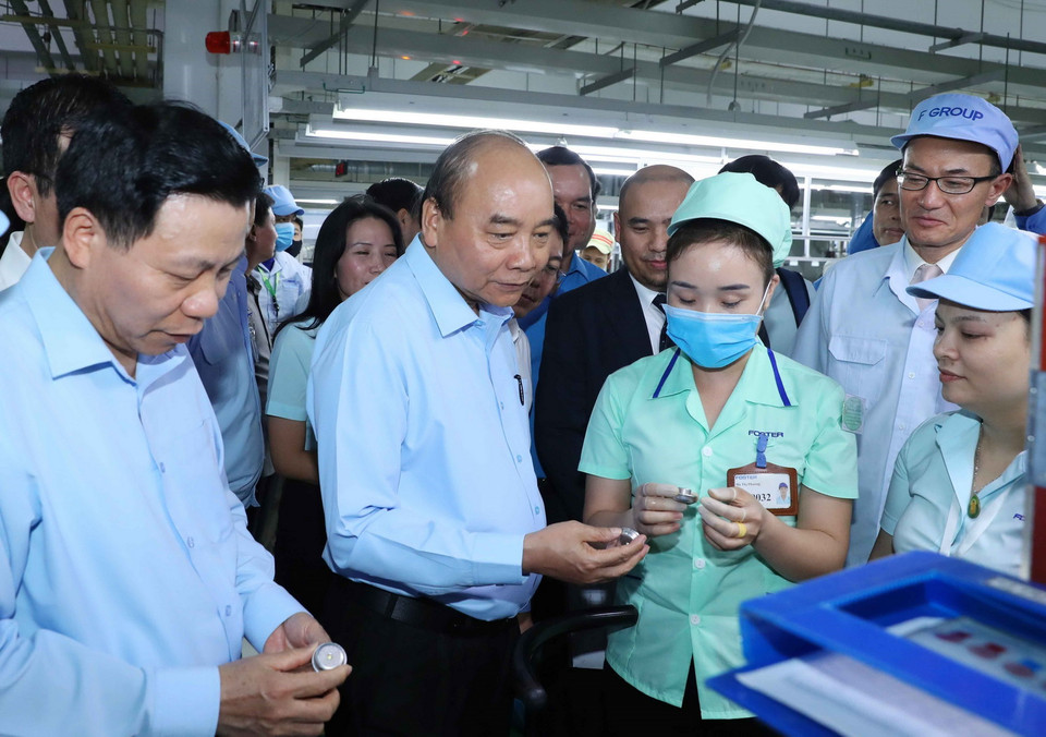 Thủ tướng Nguyễn Xuân Phúc thăm nhà máy của Công ty TNHH điện tử Foster. (Ảnh: Thống Nhất/TTXVN)