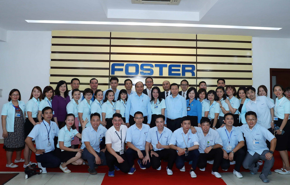 Thủ tướng Nguyễn Xuân Phúc với công nhân Công ty TNHH Điện tử Foster (Việt Nam). (Ảnh: Thống Nhất/TTXVN)