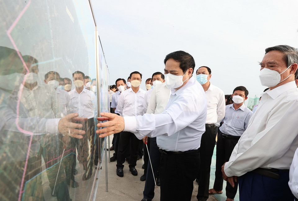  Thủ tướng Phạm Minh Chính khảo sát một số công trình tại khu vực lấn biển Kiên Giang. (Ảnh: Dương Giang/TTXVN)