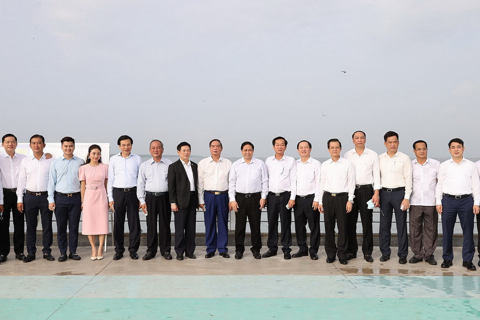 Thủ tướng Phạm Minh Chính chụp ảnh với các đại biểu. (Ảnh: Dương Giang/TTXVN)