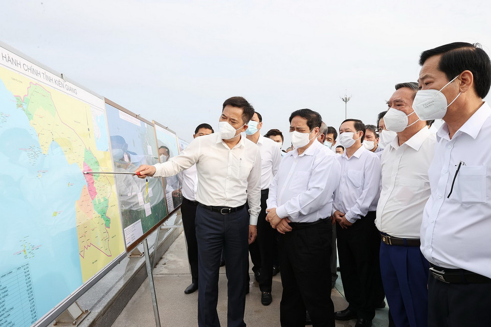 Sáng 6/3, Thủ tướng Phạm Minh Chính đến khảo sát một số công trình tại khu vực lấn biển Kiên Giang. (Ảnh: Dương Giang/TTXVN)