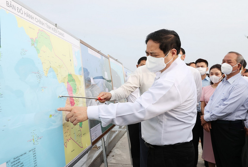  Thủ tướng Phạm Minh Chính đến khảo sát một số công trình tại khu vực lấn biển Kiên Giang. (Ảnh: Dương Giang/TTXVN)