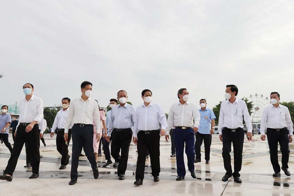  Thủ tướng Phạm Minh Chính cùng các lãnh đạo đi khảo sát một số công trình tại khu vực lấn biển Kiên Giang. (Ảnh: Dương Giang/TTXVN)