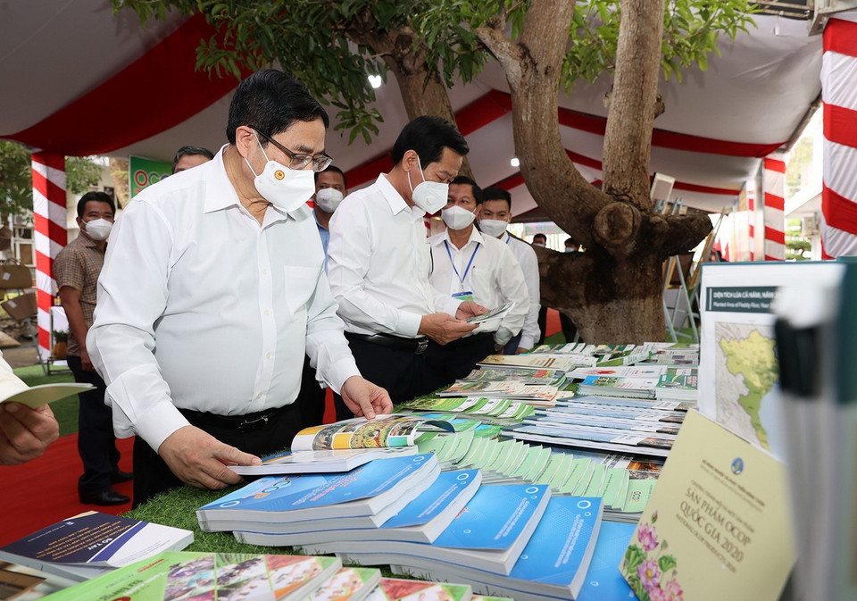 Thủ tướng tham quan tại trưng bày các sản phẩm nông nghiệp. (Ảnh: Dương Giang/TTXVN)