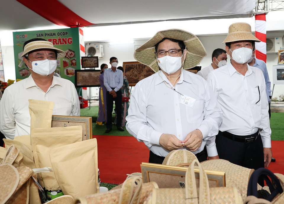 Thủ tướng Phạm Minh Chính tại gian trưng bày các sản phẩm nông nghiệp. (Ảnh: Dương Giang/TTXVN)
