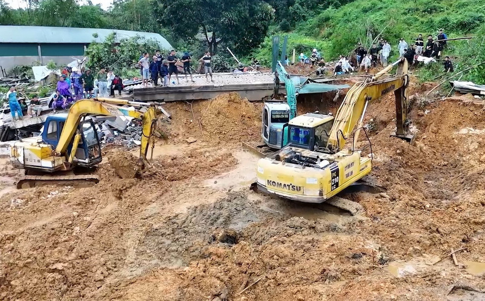 Hiện tuyến Quốc lộ 2 từ thành phố Hà Giang về các tỉnh miền xuôi vẫn bị ách tắc hoàn toàn. Tuy nhiên với phương án vừa tìm kiếm nạn nhân vừa tích cực san gạt đất đá, chia làm 2 mũi thi công ngành giao thông sẽ đảm bảo khả năng thông tuyến nhanh nhất. (Ảnh: TTXVN phát)
