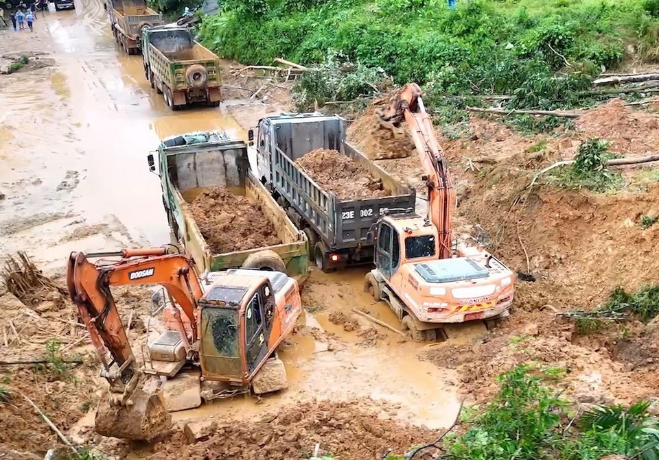 Ngày 1/10, các lực lượng thi công và chính quyền địa phương đang tiến hành đồng bộ các giải pháp để xử lý khối lượng đất đá sạt lở tại xã Việt Vinh (huyện Bắc Quang, tỉnh Hà Giang) nhằm sớm thông tuyến sớm nhất Quốc lộ 2. (Ảnh: TTXVN phát)