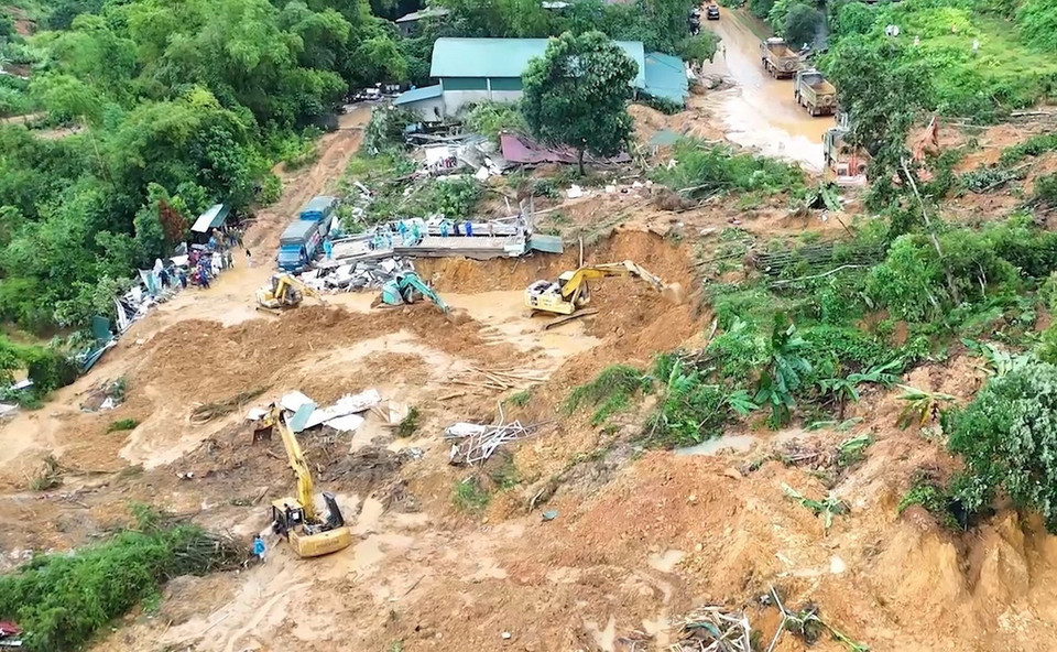 Vụ sạt lở đất nghiêm trọng tại xã Việt Vinh, huyện Bắc Quang, tỉnh Hà Giang, khiến hàng nghìn khối đất đá bất ngờ đổ xuống, vùi lấp nhà cửa và gây chia cắt cục bộ tuyến Quốc lộ 2 đoạn Hà Giang-Tuyên Quang. (Ảnh: TTXVN phát)