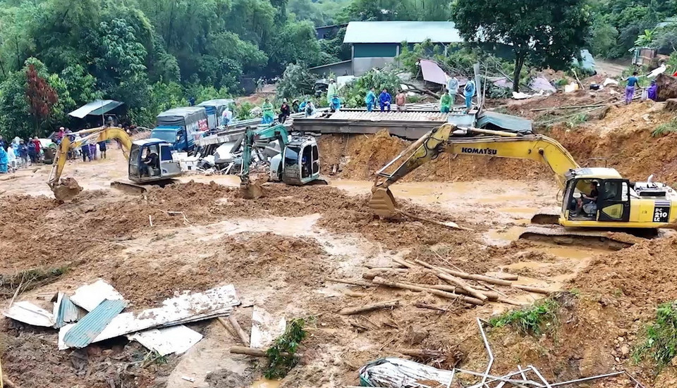 Lực lượng chức năng triển khai xử lý hàng chục nghìn m3 đất đá để sớm thông tuyến Quốc lộ 2. (Ảnh: TTXVN phát)