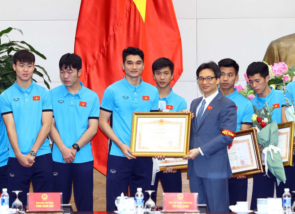 Phó Thủ tướng Vũ Đức Đam trao tặng Bằng khen của Thủ tướng Chính phủ cho các cầu thủ Đội tuyển U23 Việt Nam. (Ảnh: Thống Nhất/TTXVN)