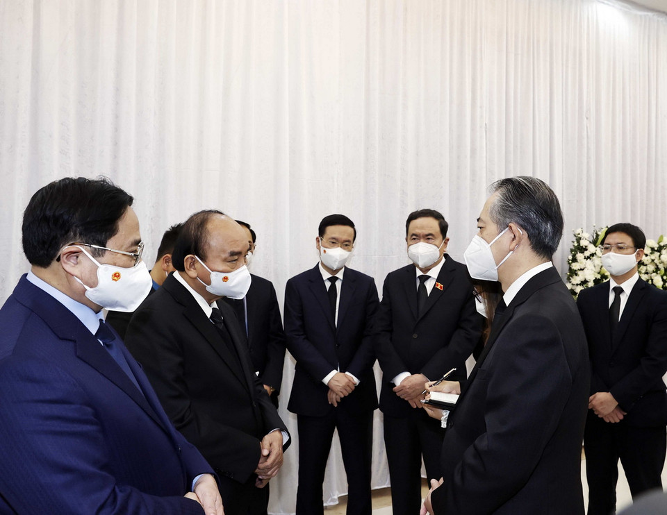 Lãnh đạo Đảng, Nhà nước, Chính phủ, Quốc hội, Mặt trận Tổ quốc Việt Nam chia buồn với Đại sứ Trung Quốc tại Việt Nam Hùng Ba. (Ảnh: Thống Nhất/TTXVN)