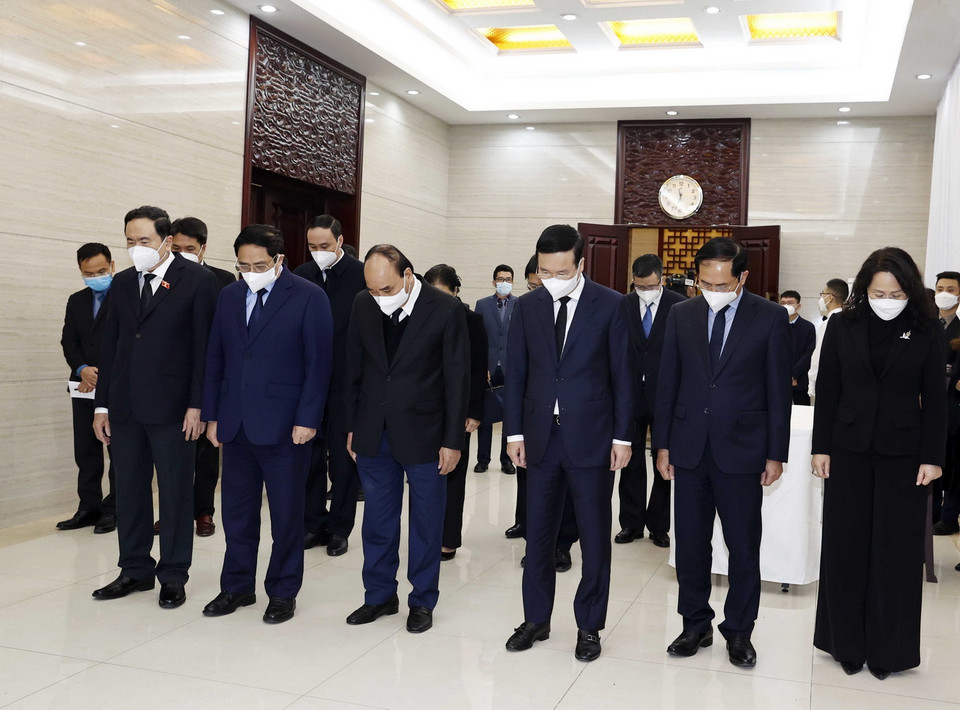 Lãnh đạo Đảng, Nhà nước, Chính phủ, Quốc hội, Mặt trận Tổ quốc Việt Nam do Chủ tịch nước Nguyễn Xuân Phúc dẫn đầu, viếng nguyên Tổng Bí thư, Chủ tịch Trung Quốc Giang Trạch Dân. (Ảnh: Thống Nhất/TTXVN)