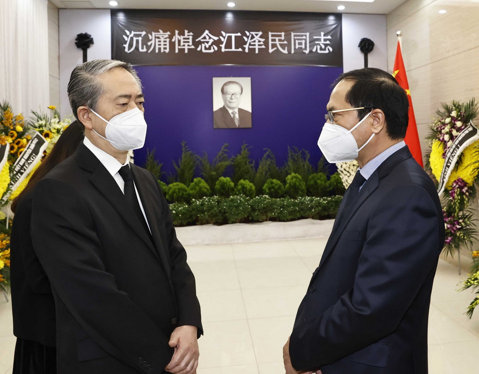 Bộ trưởng Bộ Ngoại giao Bùi Thanh Sơn đến Đại sứ quán Trung Quốc tại Hà Nội chia buồn nguyên Tổng Bí thư, Chủ tịch nước Trung Quốc Giang Trạch Dân từ trần. (Ảnh: Thống Nhất/TTXVN)