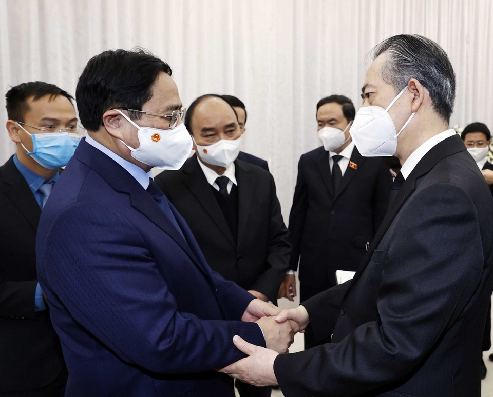 Thủ tướng Chính phủ Phạm Minh Chính chia buồn với Đại sứ Trung Quốc tại Việt Nam Hùng Ba. (Ảnh: Thống Nhất/TTXVN)