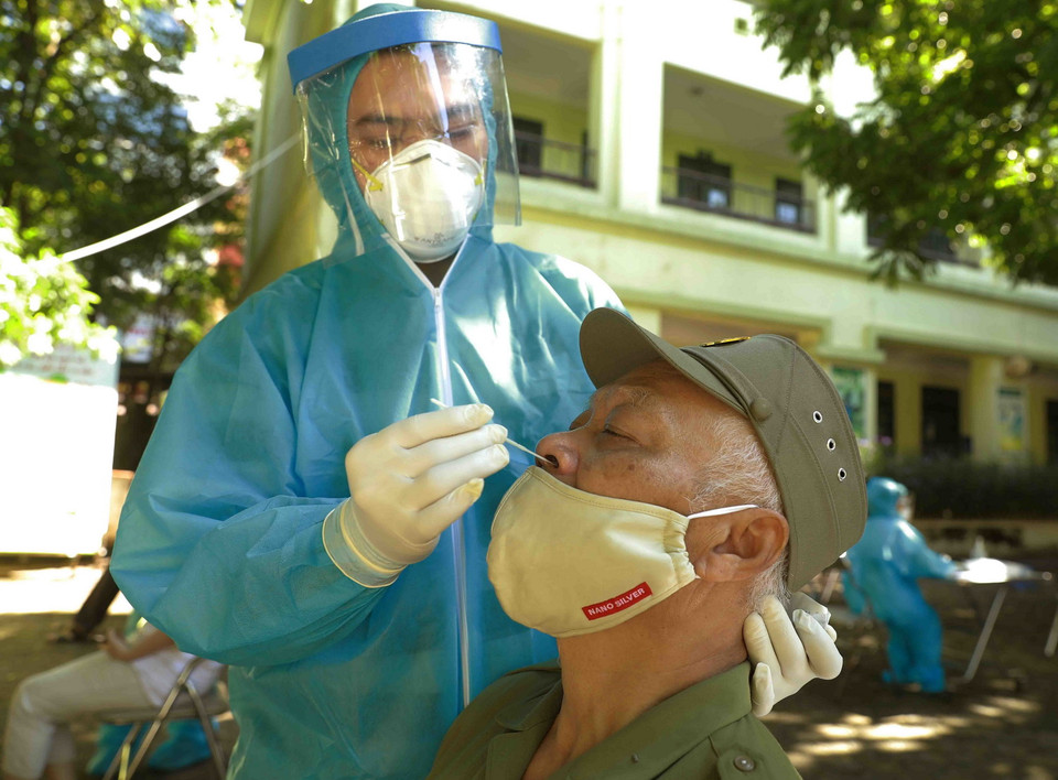 Lấy mẫu xét nghiệm cho người dân phường Nghĩa Đô. (Ảnh: Vũ Sinh/TTXVN)