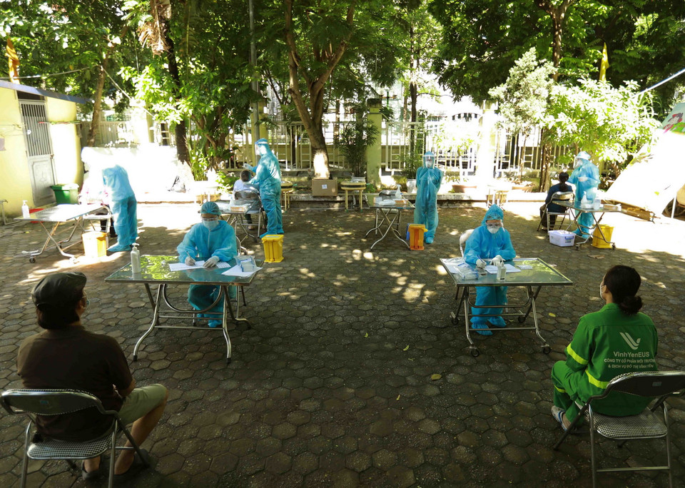 Quận Cầu Giấy (Hà Nội) đã triển khai lấy mẫu xét nghiệm diện rộng đợt 2 cho người dân phường Nghĩa Đô. (Ảnh: Vũ Sinh/TTXVN)