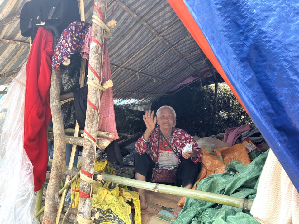 Bà Phùng Mùi Chày, 65 tuổi, xóm Lũng Luông, xã Vũ Nông, ở khu lều tạm. (Ảnh: Chu Hiệu/TTXVN)