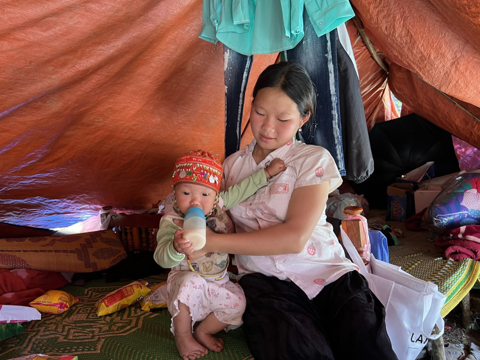 Cuộc sống của người dân xóm Lũng Luông, xã Vũ Nông ở khu lều tạm. (Ảnh: Chu Hiệu/TTXVN)